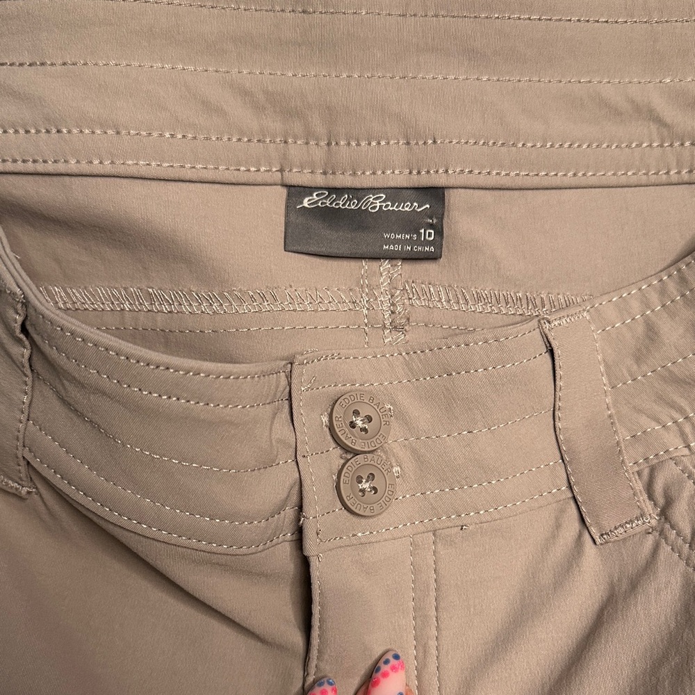Eddie Bower Women's Tan Cargo Shorts sz 10 - Picture 3 of 5
